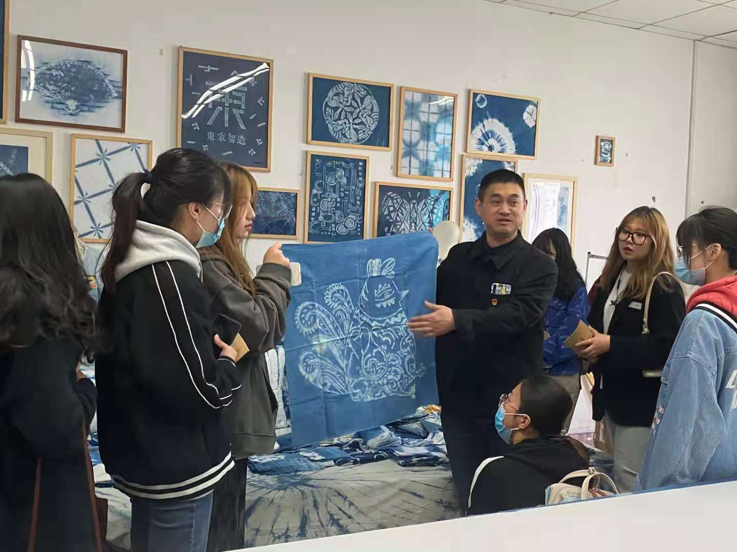 攜手并進(jìn)，共繪藝設(shè)新篇——江蘇大學(xué)藝術(shù)學(xué)院師生赴藝術(shù)設(shè)計學(xué)院考察交流活動紀(jì)實(shí)